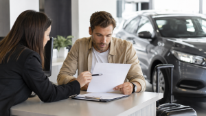 Ce sa verifici în contractul de închiriere auto atunci cand preiei o masina contract